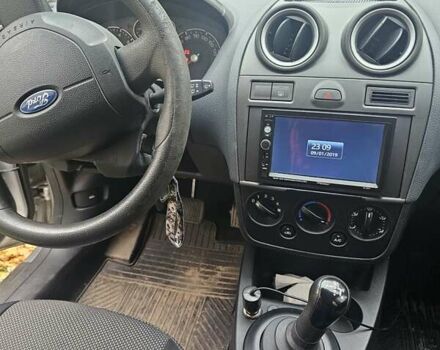 Сірий Форд Фієста, об'ємом двигуна 1.39 л та пробігом 130 тис. км за 5200 $, фото 9 на Automoto.ua