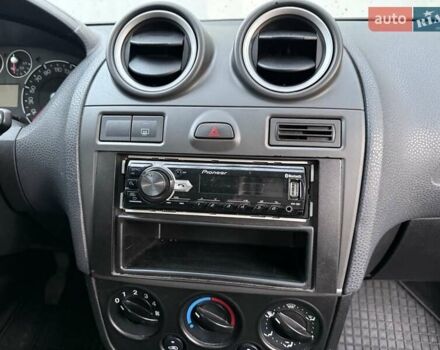 Сірий Форд Фієста, об'ємом двигуна 1.39 л та пробігом 149 тис. км за 3500 $, фото 6 на Automoto.ua