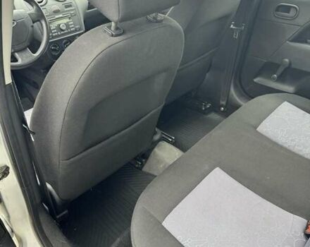 Серый Форд Фиеста, объемом двигателя 1.4 л и пробегом 295 тыс. км за 3500 $, фото 2 на Automoto.ua