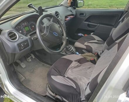 Серый Форд Фиеста, объемом двигателя 1.2 л и пробегом 226 тыс. км за 3800 $, фото 4 на Automoto.ua