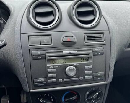 Серый Форд Фиеста, объемом двигателя 1.4 л и пробегом 295 тыс. км за 3500 $, фото 5 на Automoto.ua