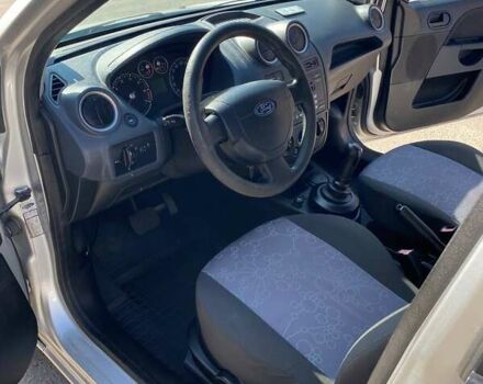 Серый Форд Фиеста, объемом двигателя 1.39 л и пробегом 145 тыс. км за 4100 $, фото 16 на Automoto.ua