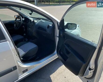 Серый Форд Фиеста, объемом двигателя 1.39 л и пробегом 145 тыс. км за 4100 $, фото 7 на Automoto.ua