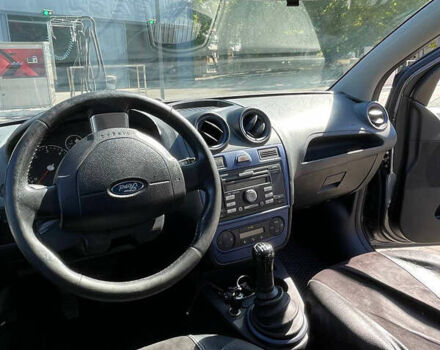 Серый Форд Фиеста, объемом двигателя 1.4 л и пробегом 250 тыс. км за 3500 $, фото 6 на Automoto.ua