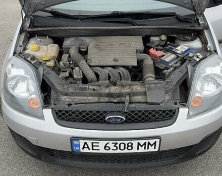 Сірий Форд Фієста, об'ємом двигуна 1.24 л та пробігом 129 тис. км за 5000 $, фото 5 на Automoto.ua