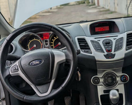 Серый Форд Фиеста, объемом двигателя 1.6 л и пробегом 224 тыс. км за 5500 $, фото 1 на Automoto.ua