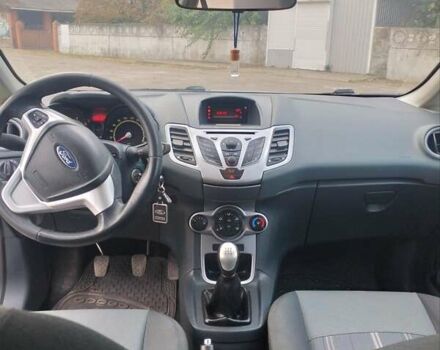 Сірий Форд Фієста, об'ємом двигуна 1.24 л та пробігом 183 тис. км за 5700 $, фото 5 на Automoto.ua