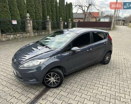 Серый Форд Фиеста, объемом двигателя 1.6 л и пробегом 239 тыс. км за 5250 $, фото 1 на Automoto.ua