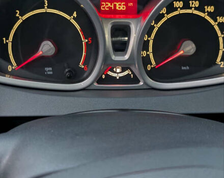 Серый Форд Фиеста, объемом двигателя 1.6 л и пробегом 224 тыс. км за 5500 $, фото 2 на Automoto.ua