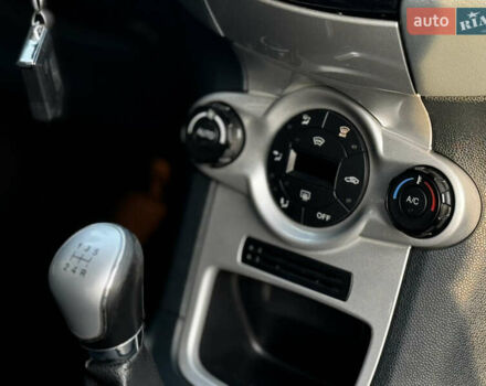 Сірий Форд Фієста, об'ємом двигуна 1.25 л та пробігом 98 тис. км за 5600 $, фото 33 на Automoto.ua