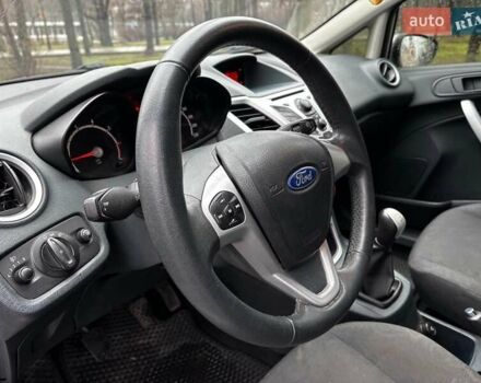 Сірий Форд Фієста, об'ємом двигуна 1.2 л та пробігом 239 тис. км за 5990 $, фото 23 на Automoto.ua