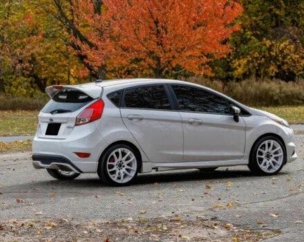 Серый Форд Фиеста, объемом двигателя 1.6 л и пробегом 88 тыс. км за 9000 $, фото 2 на Automoto.ua