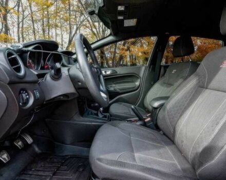 Серый Форд Фиеста, объемом двигателя 1.6 л и пробегом 88 тыс. км за 9000 $, фото 4 на Automoto.ua