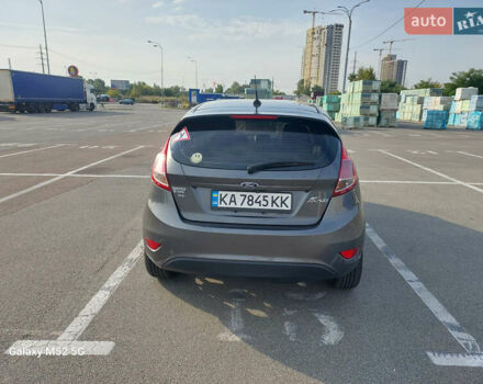 Серый Форд Фиеста, объемом двигателя 1.6 л и пробегом 157 тыс. км за 8500 $, фото 1 на Automoto.ua