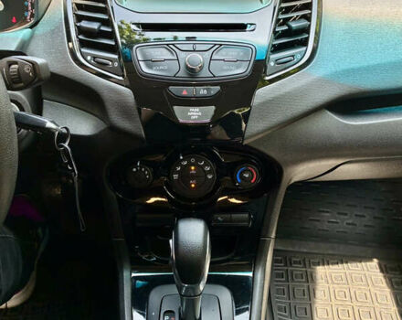 Серый Форд Фиеста, объемом двигателя 1.6 л и пробегом 39 тыс. км за 10000 $, фото 5 на Automoto.ua