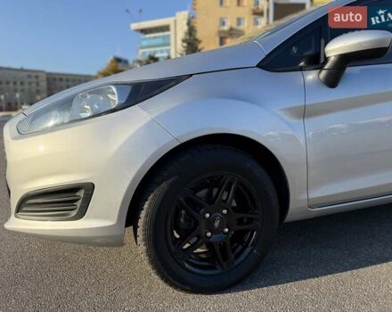 Серый Форд Фиеста, объемом двигателя 1.6 л и пробегом 75 тыс. км за 8800 $, фото 7 на Automoto.ua