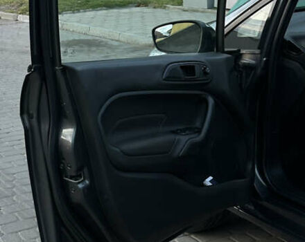 Серый Форд Фиеста, объемом двигателя 1.6 л и пробегом 112 тыс. км за 8600 $, фото 5 на Automoto.ua