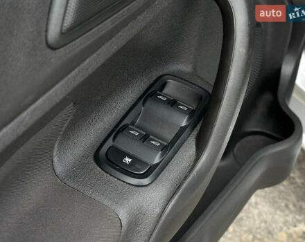 Сірий Форд Фієста, об'ємом двигуна 1.6 л та пробігом 77 тис. км за 10500 $, фото 29 на Automoto.ua