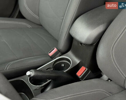 Сірий Форд Фієста, об'ємом двигуна 1.6 л та пробігом 77 тис. км за 10500 $, фото 51 на Automoto.ua
