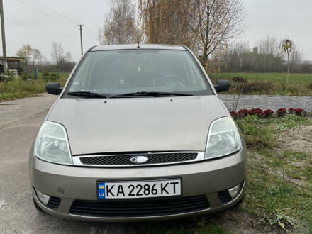 Серый Форд Фиеста, объемом двигателя 1.4 л и пробегом 237 тыс. км за 3500 $, фото 1 на Automoto.ua