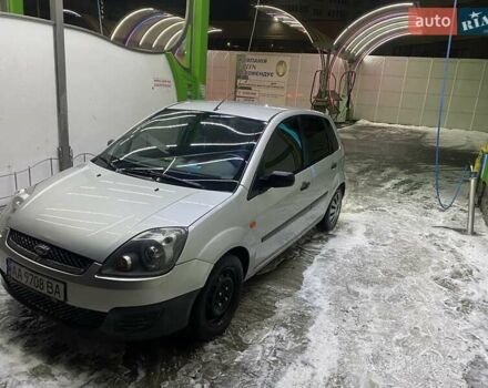 Серый Форд Фиеста, объемом двигателя 1.39 л и пробегом 265 тыс. км за 3550 $, фото 1 на Automoto.ua