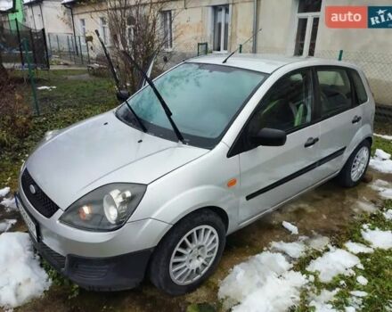 Серый Форд Фиеста, объемом двигателя 1.3 л и пробегом 200 тыс. км за 3600 $, фото 1 на Automoto.ua