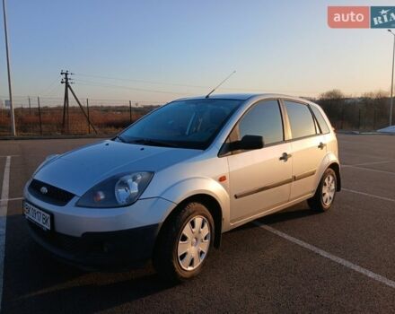 Серый Форд Фиеста, объемом двигателя 1.4 л и пробегом 169 тыс. км за 3800 $, фото 1 на Automoto.ua