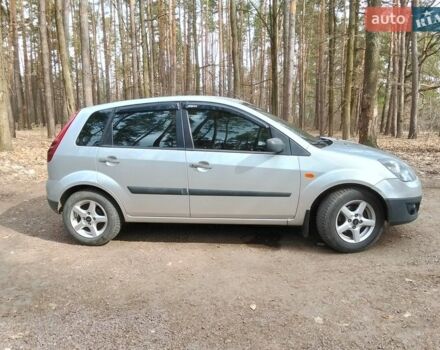 Серый Форд Фиеста, объемом двигателя 1.39 л и пробегом 184 тыс. км за 4000 $, фото 1 на Automoto.ua