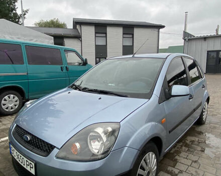 Серый Форд Фиеста, объемом двигателя 1.3 л и пробегом 220 тыс. км за 3600 $, фото 1 на Automoto.ua