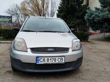 Серый Форд Фиеста, объемом двигателя 1.3 л и пробегом 150 тыс. км за 3700 $, фото 1 на Automoto.ua