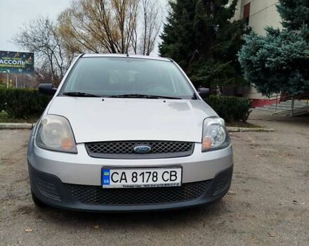 Серый Форд Фиеста, объемом двигателя 1.3 л и пробегом 150 тыс. км за 3700 $, фото 1 на Automoto.ua