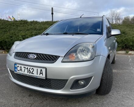 Серый Форд Фиеста, объемом двигателя 1.3 л и пробегом 180 тыс. км за 5600 $, фото 1 на Automoto.ua