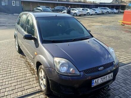 Серый Форд Фиеста, объемом двигателя 1.2 л и пробегом 150 тыс. км за 3500 $, фото 1 на Automoto.ua