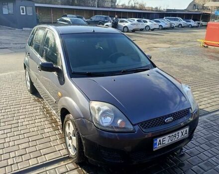 Серый Форд Фиеста, объемом двигателя 1.2 л и пробегом 150 тыс. км за 3500 $, фото 1 на Automoto.ua