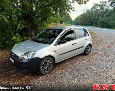 Серый Форд Фиеста, объемом двигателя 1.3 л и пробегом 200 тыс. км за 2699 $, фото 1 на Automoto.ua