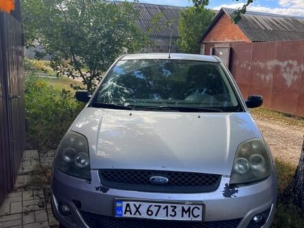 Серый Форд Фиеста, объемом двигателя 1.4 л и пробегом 210 тыс. км за 3600 $, фото 1 на Automoto.ua