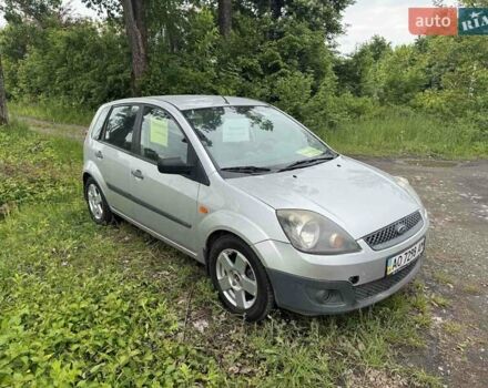 Серый Форд Фиеста, объемом двигателя 1.4 л и пробегом 295 тыс. км за 3500 $, фото 1 на Automoto.ua