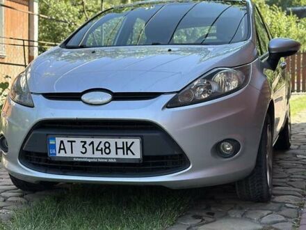 Серый Форд Фиеста, объемом двигателя 1.6 л и пробегом 370 тыс. км за 5500 $, фото 1 на Automoto.ua