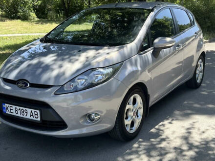 Серый Форд Фиеста, объемом двигателя 1.39 л и пробегом 129 тыс. км за 8000 $, фото 1 на Automoto.ua