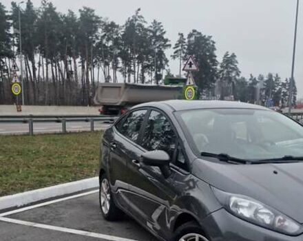 Серый Форд Фиеста, объемом двигателя 1.6 л и пробегом 178 тыс. км за 9700 $, фото 1 на Automoto.ua