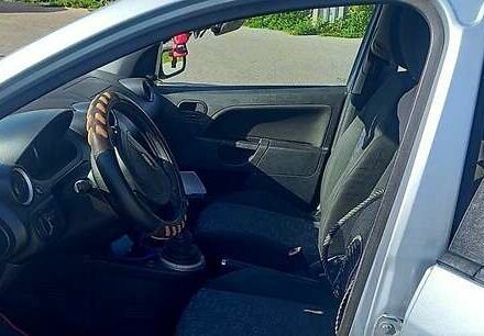 Синій Форд Фієста, об'ємом двигуна 1.3 л та пробігом 217 тис. км за 3600 $, фото 6 на Automoto.ua