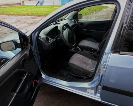 Синий Форд Фиеста, объемом двигателя 1.2 л и пробегом 300 тыс. км за 1900 $, фото 6 на Automoto.ua