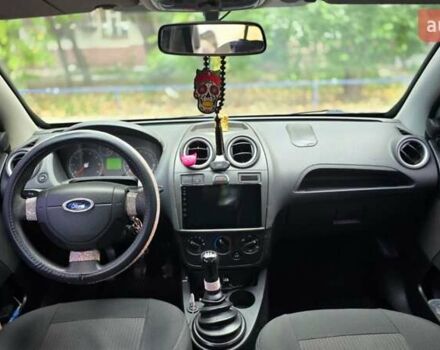 Синий Форд Фиеста, объемом двигателя 1.4 л и пробегом 256 тыс. км за 3800 $, фото 5 на Automoto.ua