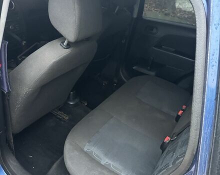 Синій Форд Фієста, об'ємом двигуна 1.4 л та пробігом 180 тис. км за 1100 $, фото 3 на Automoto.ua