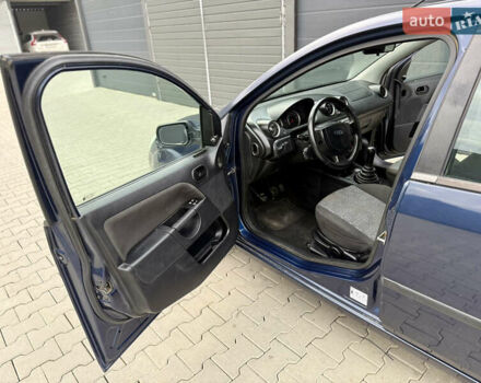 Синій Форд Фієста, об'ємом двигуна 1.6 л та пробігом 150 тис. км за 2100 $, фото 16 на Automoto.ua