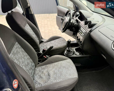 Синій Форд Фієста, об'ємом двигуна 1.6 л та пробігом 150 тис. км за 2100 $, фото 23 на Automoto.ua