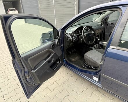 Синій Форд Фієста, об'ємом двигуна 1.6 л та пробігом 150 тис. км за 2100 $, фото 14 на Automoto.ua