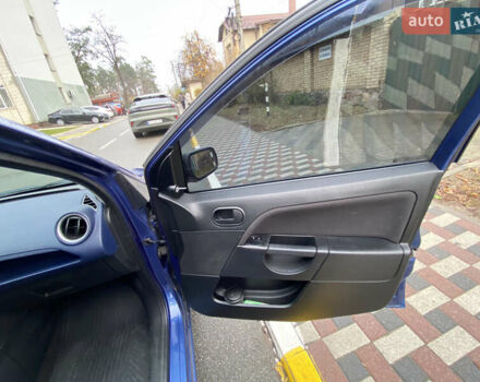 Синий Форд Фиеста, объемом двигателя 1.3 л и пробегом 159 тыс. км за 4500 $, фото 13 на Automoto.ua