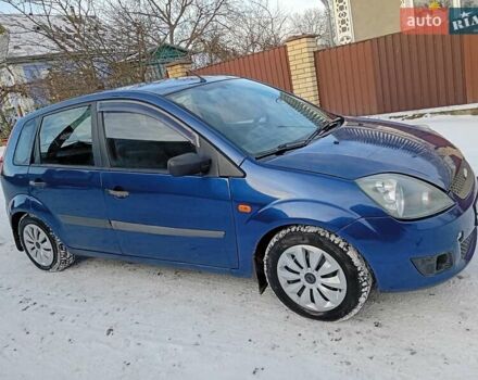 Синий Форд Фиеста, объемом двигателя 1.3 л и пробегом 300 тыс. км за 2850 $, фото 1 на Automoto.ua