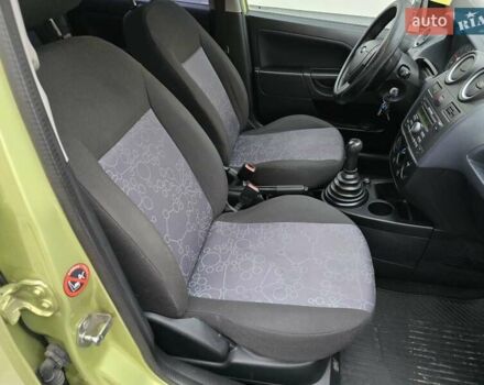 Зеленый Форд Фиеста, объемом двигателя 1.4 л и пробегом 213 тыс. км за 3800 $, фото 23 на Automoto.ua